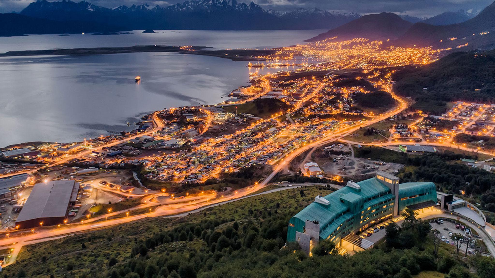 아라쿠르 우수아이아 리조트&스파 외부 사진 View of Ushuaia at night