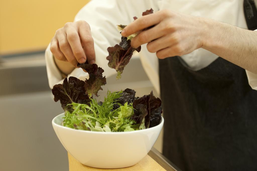 아라쿠르 우수아이아 리조트&스파 외부 사진 A chef preparing a salad